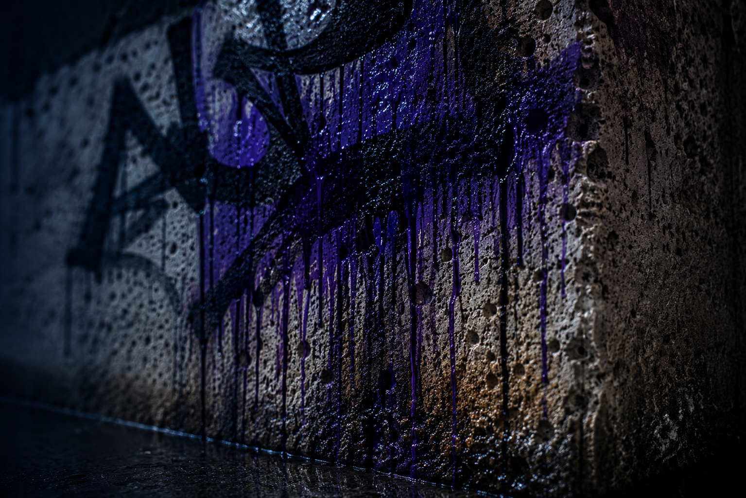 Graffiti con pigmento morado penetrando soporte mineral poroso — deterioro interno activo